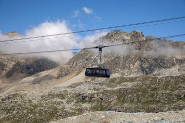 Alpler 'de teleferik ve turist kulübesi. Karlı dağ zirveleri ve manzarası. İsviçre Alpleri
