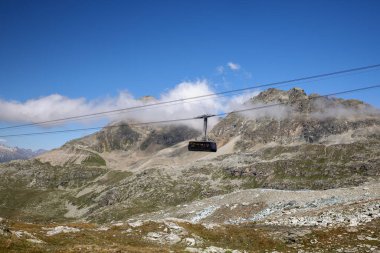 Alpler 'de teleferik ve turist kulübesi. Karlı dağ zirveleri ve manzarası. İsviçre Alpleri
