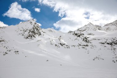 Kar zemini. Karda dağlar.