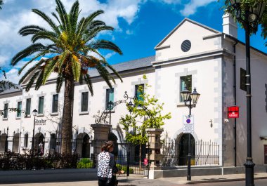 Şimdi bir banka, Cebelitarık Kayası 'ndaki bu bina bir zamanlar askerler için bir kışla ve bahçe de bir tören alanı gibi görünüyor.