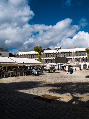 Cebelitarık Kayası 'ndaki Casemates Meydanı Akdeniz' in girişinde. Burası Cebelitarık şehrinin turizm kalbi.