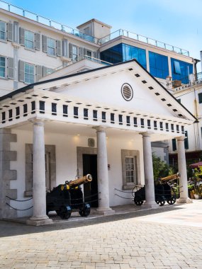 Cebelitarık Kayası 'ndaki Vali Sarayı' nın Akdeniz girişinde. Bu silahlar Valilik Sarayı 'ndaki manastıra bakıyor.