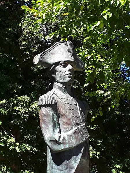 ジブラルタルの城壁によるネルソン卿像 彫刻家ジョン ダブルデイによるこの像はトラファルガーの戦いでホレイショ ネルソンが死んだ200周年を記念して2005年に建てられた ネルソン提督はイギリス海軍の士官だった — ストック写真