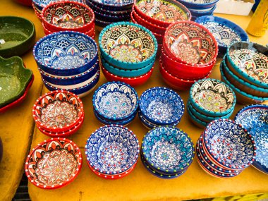 Costa del Sol İspanya 'daki Fuengirola' daki Market ve Feria Ground. Haftalık bit pazarı ve giysi, meyve ve yiyecek gibi temel ürünler satan bir pazar var. Geleneksel müzik ve dansın yer aldığı Ferias (Festivaller) burada da yer alır