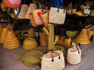 Costa del Sol İspanya 'daki Fuengirola' daki Market ve Feria Ground. Haftalık bit pazarı ve giysi, meyve ve yiyecek gibi temel ürünler satan bir pazar var. Geleneksel müzik ve dansın yer aldığı Ferias (Festivaller) burada da yer alır
