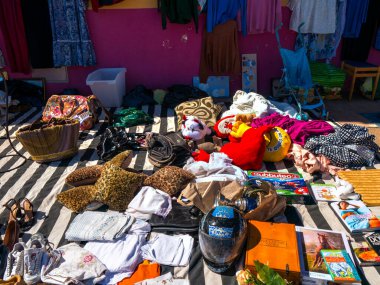 Costa del Sol İspanya 'daki Fuengirola' daki Market ve Feria Ground. Haftalık bit pazarı ve giysi, meyve ve yiyecek gibi temel ürünler satan bir pazar var. Geleneksel müzik ve dansın yer aldığı Ferias (Festivaller) burada da yer alır