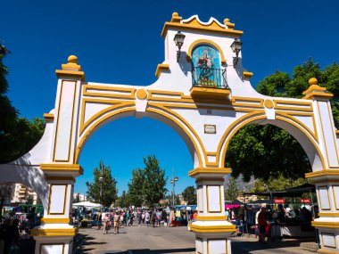 Costa del Sol İspanya 'daki Fuengirola' daki Market ve Feria Ground. Haftalık bit pazarı ve giysi, meyve ve yiyecek gibi temel ürünler satan bir pazar var. Geleneksel müzik ve dansın yer aldığı Ferias (Festivaller) burada da yer alır