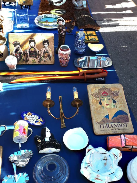 位于西班牙科斯塔德尔索尔市Fuengirola的市场和市场 每周都有Flea市场和市场出售服装 水果和食品等必需品 这里也有以传统音乐和舞蹈为特色的节日 — 图库照片
