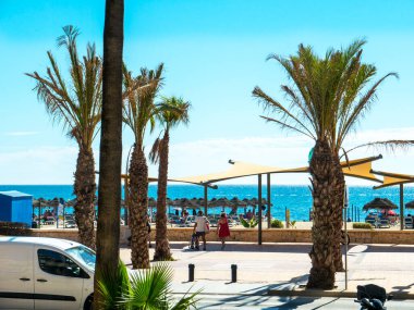 Kosta Del Sol İspanya 'sında Fuengirola' daki işlek sahil ve gezinti alanı