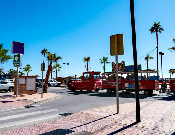 海滩边和西班牙科斯塔德尔索尔的Fuengirola长廊上的小型旅游列车 免版税图库照片