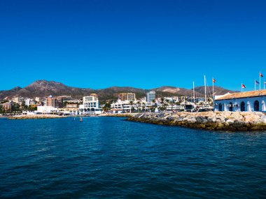 Benalmdena, İspanya 'nın güneyindeki Costa del Sol eyaletinde yer alan bir şehirdir. Mimari açıdan etkileyici olan Puerto marinasının tekneler için 1100 limanı ve bir dizi mağazası var.