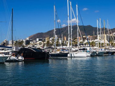 Benalmdena, İspanya 'nın güneyindeki Costa del Sol eyaletinde yer alan bir şehirdir. Mimari açıdan etkileyici olan Puerto marinasının tekneler için 1100 limanı ve bir dizi mağazası var.