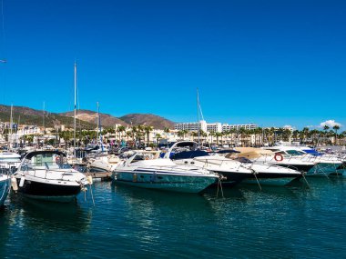 Benalmdena, İspanya 'nın güneyindeki Costa del Sol eyaletinde yer alan bir şehirdir. Mimari açıdan etkileyici olan Puerto marinasının tekneler için 1100 limanı ve bir dizi mağazası var.