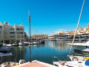 Benalmdena, İspanya 'nın güneyindeki Costa del Sol eyaletinde yer alan bir şehirdir. Mimari açıdan etkileyici olan Puerto marinasının tekneler için 1100 limanı ve bir dizi mağazası var.