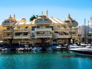 Benalmdena, İspanya 'nın güneyindeki Costa del Sol eyaletinde yer alan bir şehirdir. Mimari açıdan etkileyici olan Puerto marinasının tekneler için 1100 limanı ve bir dizi mağazası var.