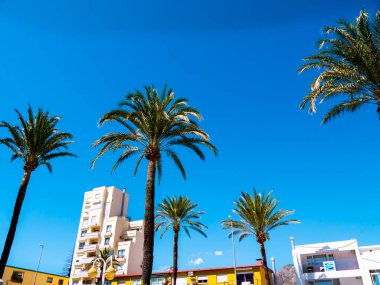 Benalmdena, İspanya 'nın güneyindeki Costa del Sol eyaletinde yer alan bir şehirdir. Mimari açıdan etkileyici olan Puerto marinasının tekneler için 1100 limanı ve bir dizi mağazası var.