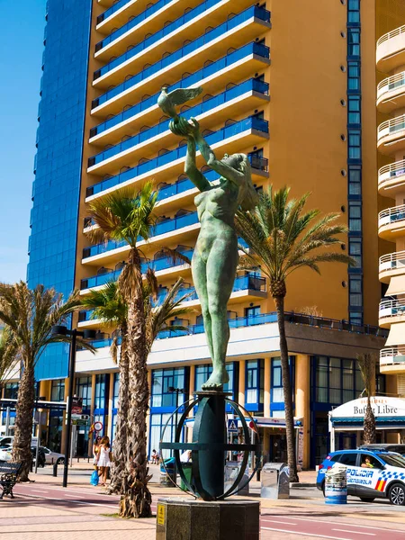 Estátua Uma Menina Com Uma Pomba Calçadão Fuengirola Costa Del — Fotografia de Stock