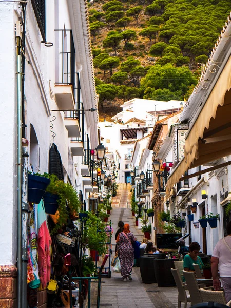 ミハスのサン セバスティアン通りはアンダルシアと呼ばれるスペイン南部で最も美しい白の村の一つである 海岸の上の山の中にあります 村は山の側面に建てられており 非常に絵のように美しいです — ストック写真