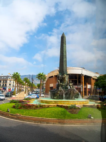 Obelisco Fuente Una Isla Tráfico Fuengirola Costa Del Sol España — Foto de Stock