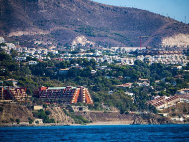 Fuengirola ve Benalmadena arasındaki kıyı şeridi, güneş, kum ve deniz tatili arayan tatilcileri barındırmak için birkaç molası olan otel ve dairelerle doludur.