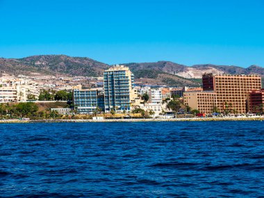 Fuengirola ve Benalmadena arasındaki kıyı şeridi, güneş, kum ve deniz tatili arayan tatilcileri barındırmak için birkaç molası olan otel ve dairelerle doludur.