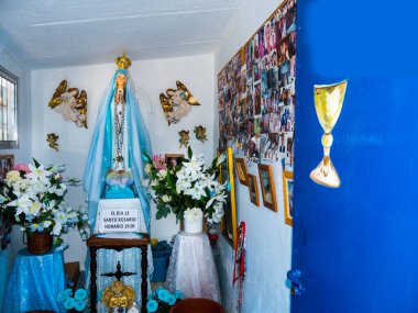 Fuengirola 'da, Costa del Sol' da, Kutsal Fatima 'nın Hanımı olarak bilinen Meryem Ana' ya yapılan gezinti güvertesinde küçük bir tapınak. Bu bize İspanyolların çok dindar olduğunu hatırlatıyor.