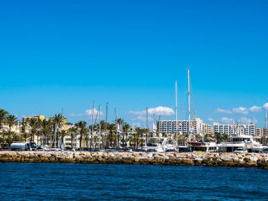 Güney İspanya 'daki Costa Del Sol boyunca deniz kıyıları milyonlarca turisti barındırmak için lüks oteller ve dairelerle doludur. Burası Fuengirola, 7 kilometrelik plajı olan popüler bir tatil beldesi..