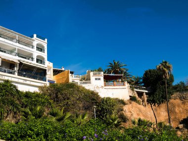 Calahonda plajı İspanya 'nın Costa del Sol kentinde Nejrja şehir merkezindedir. Sahilde eski bir balıkçının evi ve uçurumun tepesinde Balcon de Europa manzarası vardır. Plaj, havlunu yaymak için altın sarısı bir kumdur.