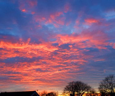 Şubat 'ta Lancashire' da muhteşem bir günbatımı yaşandı. Karanlık kaplamadan birkaç dakika önce sona erdi. Bu görüntü geliştirilmedi.