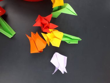 Japon Origami yöntemleriyle kağıt laleler yapmak