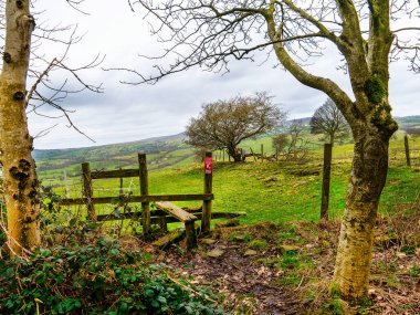Lancashire 'daki Pendle Hill Burnley' deki Ightenhill 'den görülmüş. Burada 1612 'de cadılıkla suçlanan 12 kişi vardı. Biri hapiste öldü, biri cezalandırıldı ve 10 'u cadı olarak asıldı.