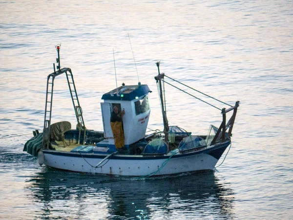 黎明时分 在西班牙富恩吉罗拉海滩外的渔船 这些船每天早上都是我们在科斯塔德尔索尔停留的时候来的 我想他们是在海滩附近钓沙丁鱼或凤尾鱼 — 图库照片