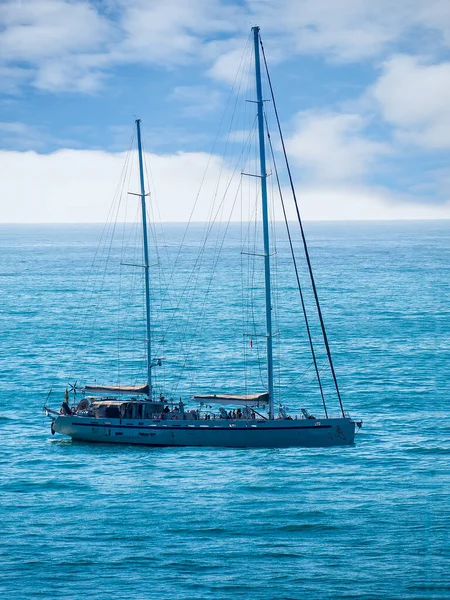 フエンヒローラの海岸沖の客船この船は コスタ ソルでの滞在の毎朝来ました おそらく旅客輸送サービスである — ストック写真