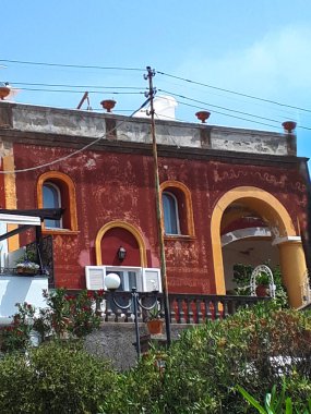 Roma zamanından beri bir tatil adası olan Capri adasındaki Pompeian tarzı villa. Napoli Körfezi 'nde yer almaktadır ve sonraki nesillerin mimarisi ile kaplıdır.