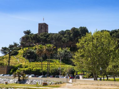 Fuengirola İspanya 'daki Parque Fluvial. Fuengirola Kalesi, Fuengirola Nehri' nin ağzında, küçük, izole bir tepenin üzerinde. 485 yılında kale, bozkırlarda savaşan Hristiyan orduları tarafından işgal edildi.