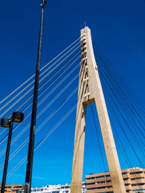 Fuengirola İspanya 'daki Parque Fluvial' daki Armada Köprüsü. Sohail Kalesi, Fuengirola Nehri 'nin ağzında, 485 yılında ıssız bir tepenin üzerinde Hristiyan orduları tarafından işgal edildi.