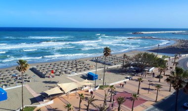 Denizden esen güçlü rüzgarlar İspanya 'da, Fuengirola sahilinde bir otel balkonundan görüldü.