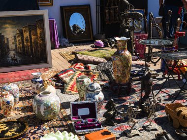 Costa del Sol İspanya 'daki Fuengirola' daki Market ve Feria Ground. Haftalık bit pazarı ve giysi, meyve ve yiyecek gibi temel ürünler satan bir pazar var. Geleneksel müzik ve dansın yer aldığı Ferias (Festivaller) burada da yer alır