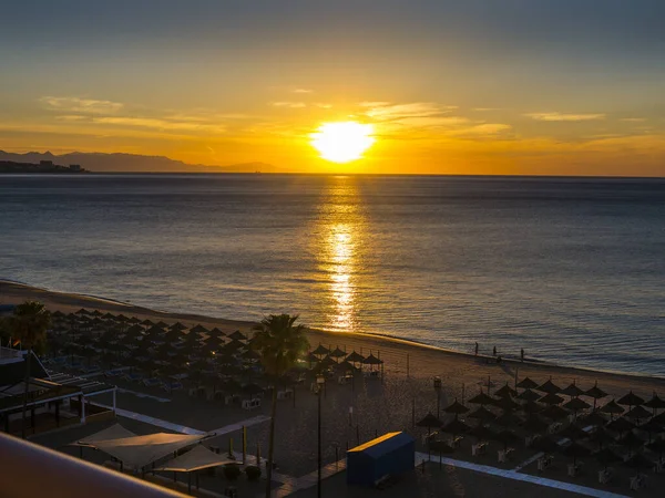西班牙科斯塔德尔索尔岛上富恩吉罗拉上空的戏剧性日出预示着又一个炎热的阳光灿烂的日子 图库照片