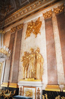 İtalya 'nın Caserta kentindeki Bourbon Kralları Sarayı zengin ve güzel bir yerdir.