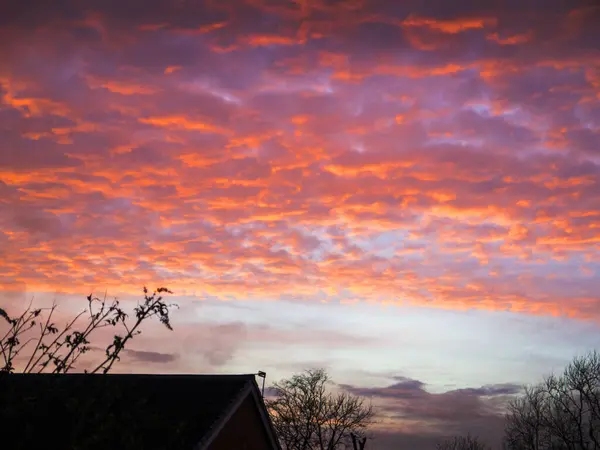 Lancashire İngiltere üzerinde gün batımı. Bu manzara Burnley 'in çatısında birkaç dakikalığına muhteşemdi sonra gökyüzü karardı ve güneş tepelerin ardında battı.