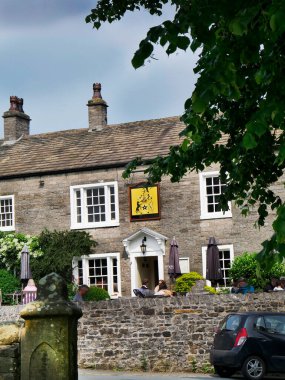 Lancashire 'daki Downham Ormanı' ndaki güzel Downham köyü. Bowland Area of Exstanding Natural Beauty, Pendle Hill, Downham, Pendle Hill 'in eteklerinde yer alan bir köydür. Ribble Vadisi bölgesinde. 