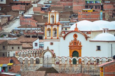 İlk yerli kilisesi. Potosi City, Bolivya 'daki antik San Benito kilisesinin uzak manzarası. Latin haçı ve birkaç kubbesi olan bir tapınak. Güney Amerika