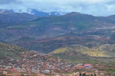 Potosi şehrinin uzak görüşü. Evler ve çatılar, arka planda dağlar ve gökyüzü. Bolivya 'da. Güney Amerika