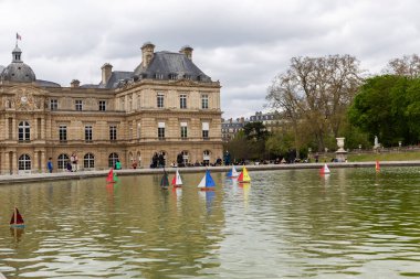 Paris - Nisan 2 017: Ünlü gölet manzarası ve 17 Nisan 'da Paris, Fransa' daki Louvre Müzesi 'nin suyu.