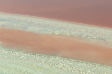 İsrail 'in kuzeyindeki tuz gölünün havadan görünüşü. Pembe tuzlu göl, gölün ortasında pembe sıcak su.