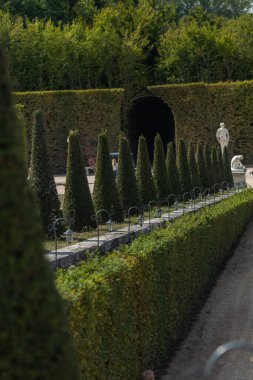 Versay Sarayı 'nın bahçelerine ve bahçelerine giden yol.