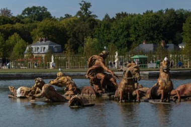 Fransa, çeşme ve Paris parkındaki Versailles parkı.