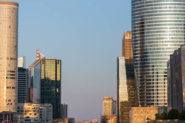 Arka planında gökdelenler olan modern iş merkezi.