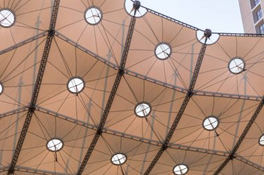 Şehrin çatısına.